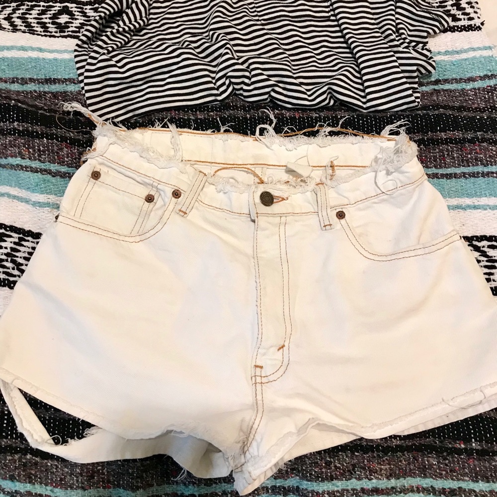 Levi’s distressed cream shorts size 4